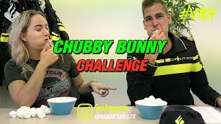 Chubby Bunny Challenge. Politievlogger Jan-Willem Vs Croco Jill