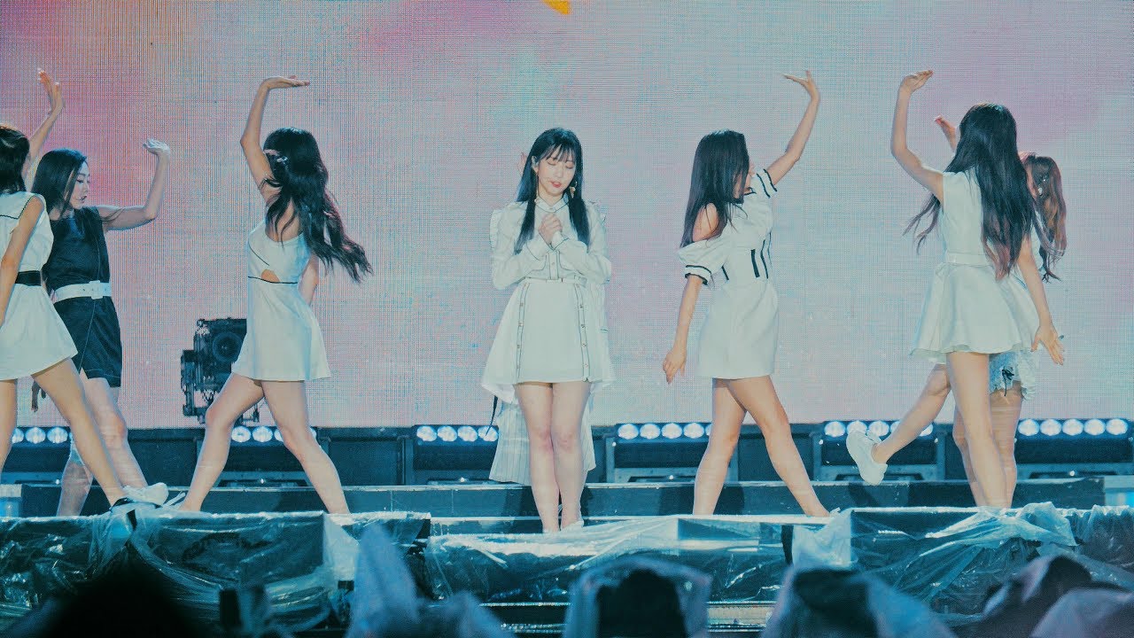 Ah Choo(아츄) 떼창 대박!! 러블리즈(Lovelyz) @180512 [4k Fancam/직캠] - YouTube