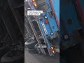 Vrachtwagen met kippen kantelt