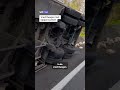 Vrachtwagen met kippen kantelt