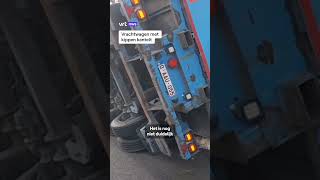 Vrachtwagen Met Kippen Kantelt