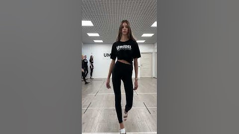 Уроки по дефиле. Модели отрабатывают новый шаг. Модель Марина Я. #дефилемосква #дефиле #урокидефиле