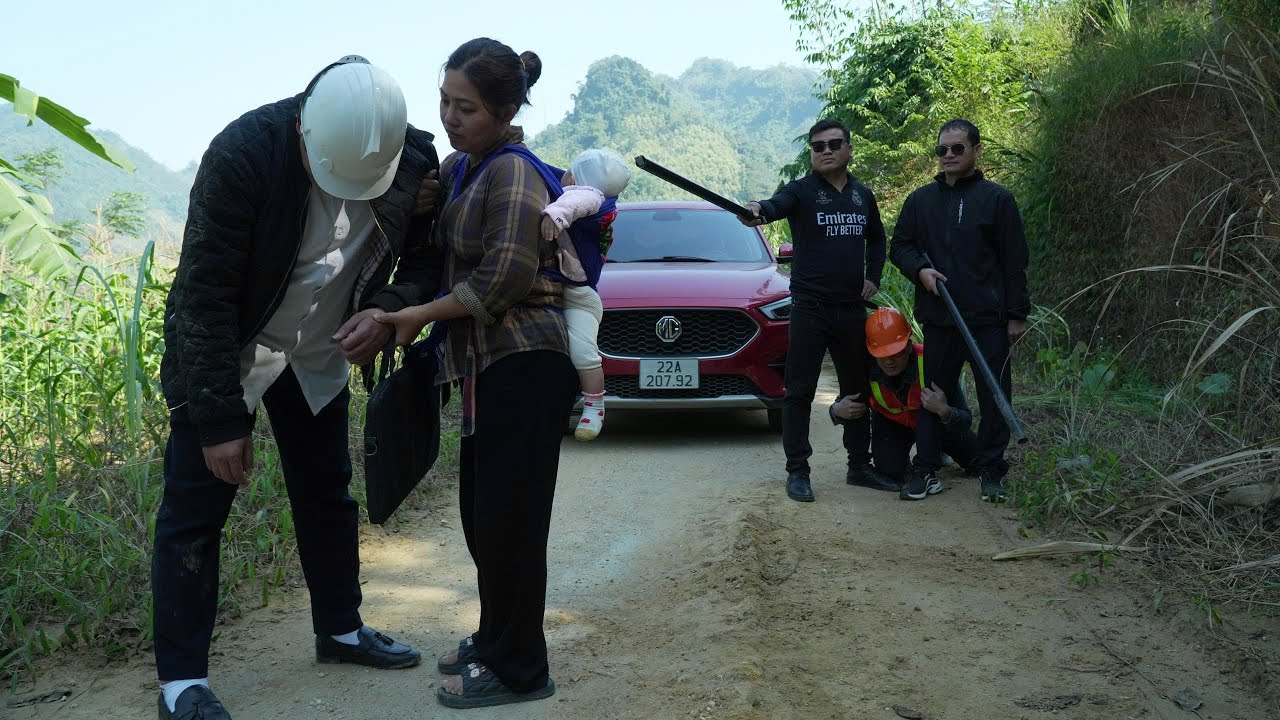 Мать-одиночка Кэм Уйен и ее 5-месячная дочь помогают генеральному директору избежать опасности