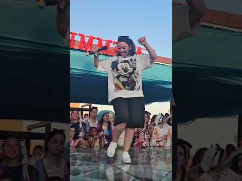 رحمة محسن بالشورت وميكي موس في إحدى حفلاتها