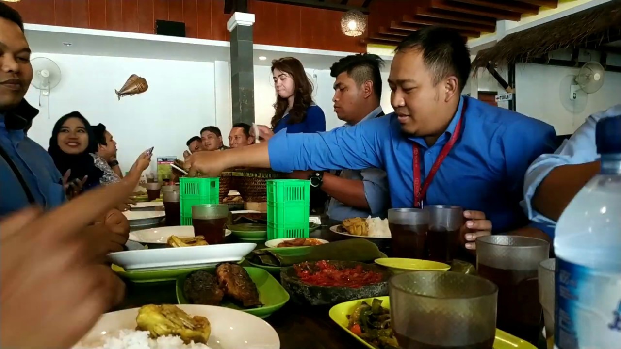 RUMAH MAKAN SUNDA YANG WAJIB KAMU DATENGIN 