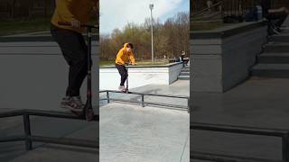 Трюки на периле#рекомендации #трюкинасамокате #scooter #rider #skatepark #street #стрит #топ #shorts