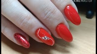 Красный дизайн ногтей, слайдеры, фольга и стразы. Красный дизайн ногтей, слайдеры, фольга и стразы.