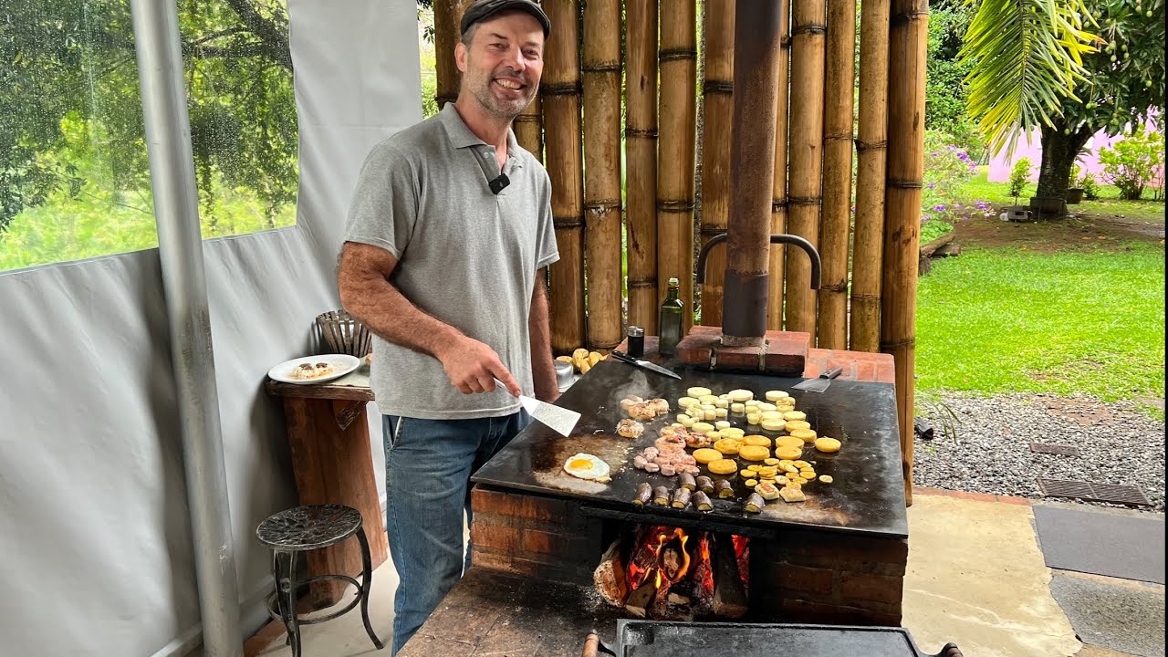 UM CAFÉ ESPECIAL FEITO NO FOGÃO A LENHA NESSA MANHÃ, PIZZA DE POLENTA E PRODUTOS CASEIROS.