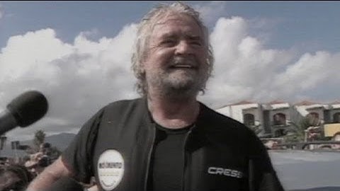 Grillo attraversa a nuoto lo stretto di Messina