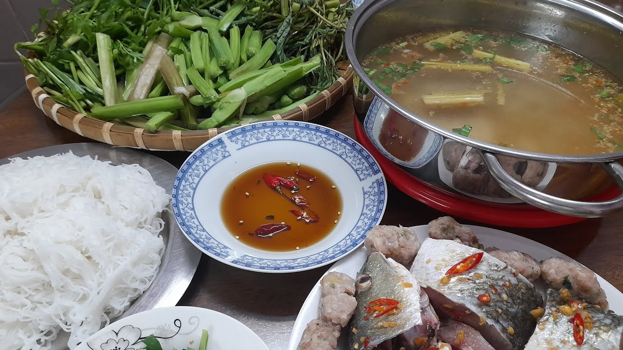 cá sóc nấu lẩu chả cá đồng ăn với rau rừng kèo nèo rau nhút rất ngon ...