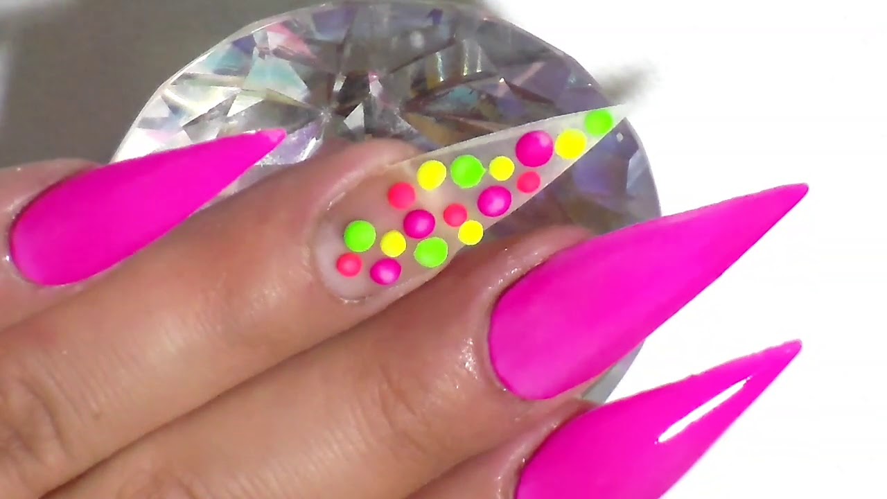 DISEÑO NEON EN ROSA CON EFECTO BURBUJAS uñas blancas