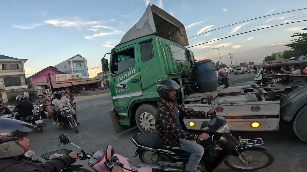 🌃💨 Night road trip – the silence of Phnom Penh