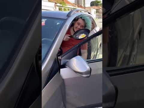 MUQUIRANAS - FRITA OVO NO CARRO PRA ECONOMIZAR GS