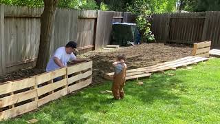 Building a garden fence with pallets