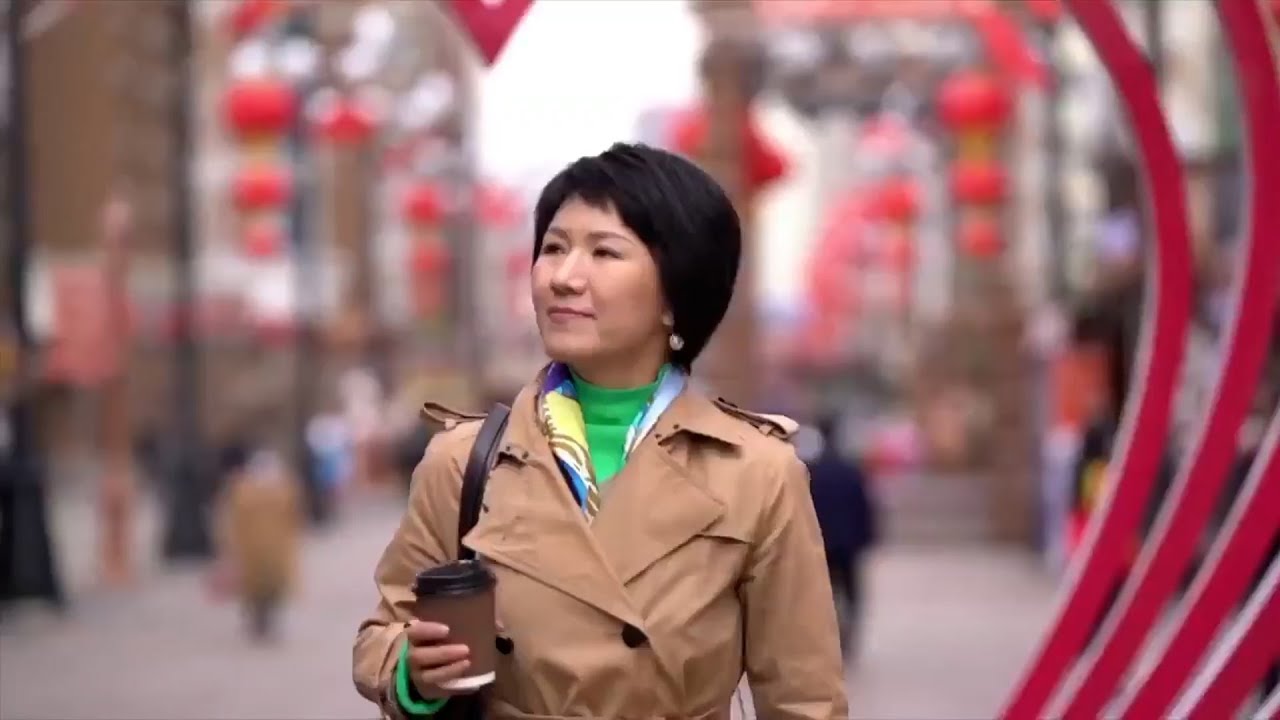 How do residents in China’s Xinjiang rate their general satisfaction with life?