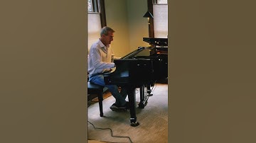 Thumbnail of “Linus and Lucy” like Vince Guaraldi. 🎄🎅🏻 #charliebrown #vinceguaraldi #christmas #piano #live