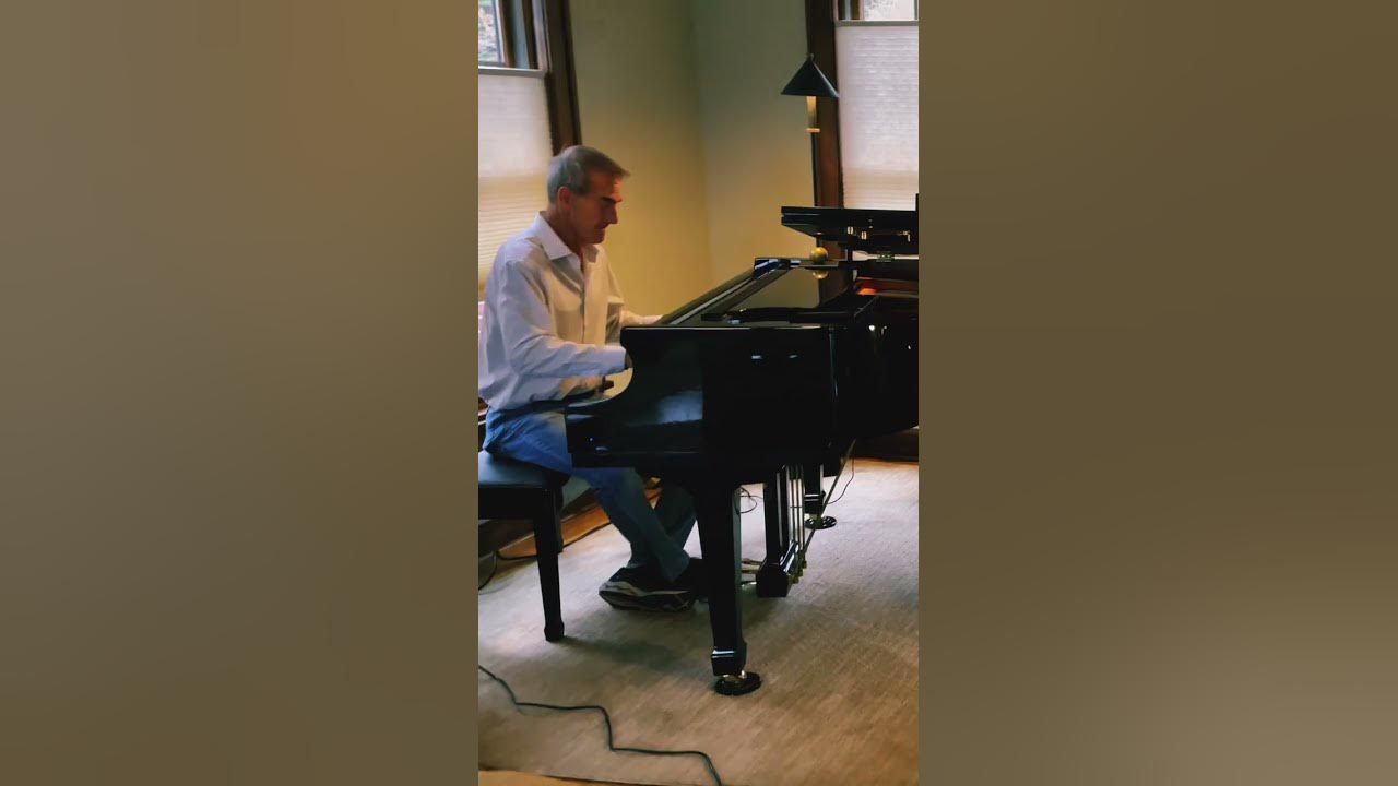 “Linus and Lucy” like Vince Guaraldi. 🎄🎅🏻 #charliebrown #vinceguaraldi #christmas #piano #live
