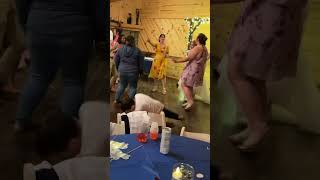 Kid steals spotlight at sister’s wedding