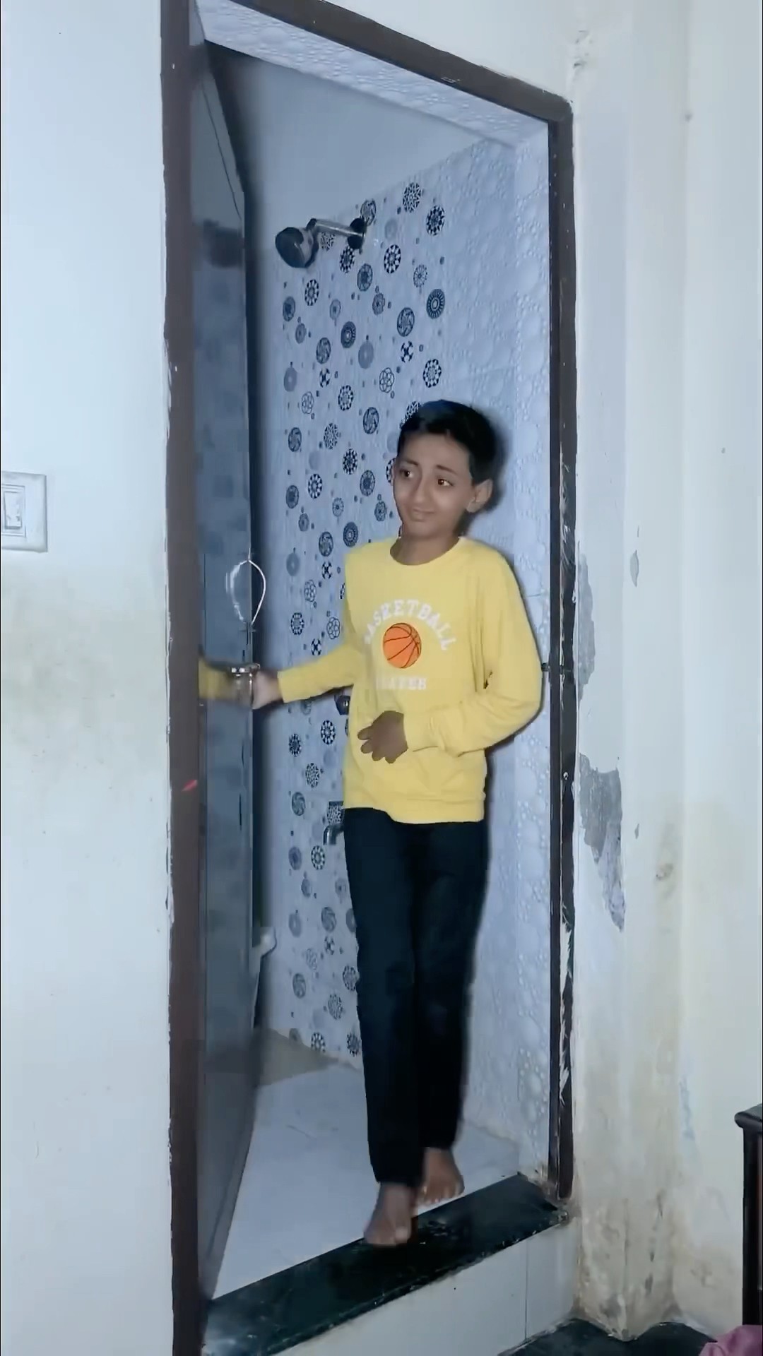 Biwi no.1?||funny videos||#comedy #biwino1 #youtubeshorts #padosankabacha #golu008