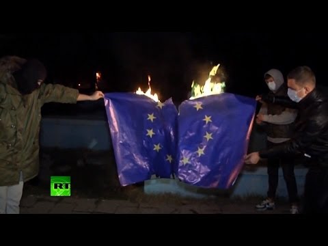 Жители Крыма сожгли флаг ЕС