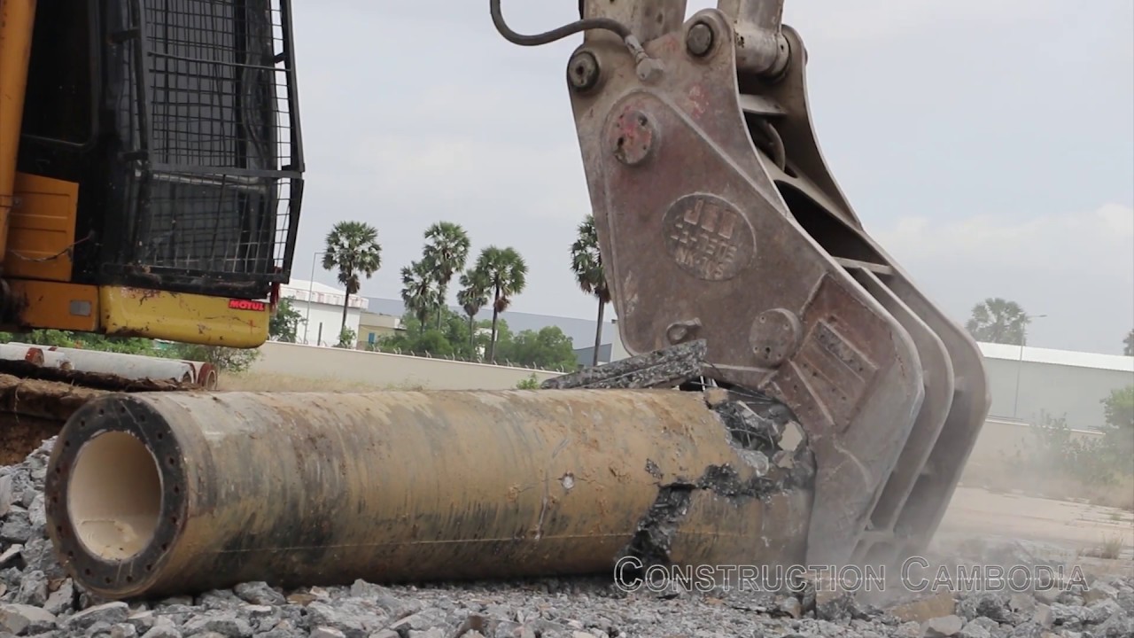CAT អេស្កាវ៉ាទ័រកៀបកំទេចលូ Excavator Demolition Concrete Drain Pipes