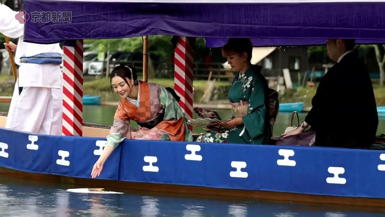 京都市の渡月橋付近で三船祭 観月ありささんが「扇流し」 （2024年5月