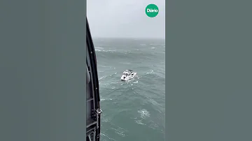 Onda Gigante Engole Iate Durante Resgate Nos EUA 
