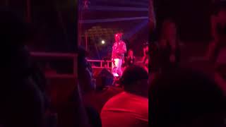 Bryant Myers canta esclava y Almighty sube al escenario a cantar su parte