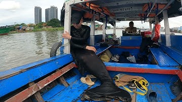 Chàng tiên cá Tiun bơi ngược dòng nước mang đuôi cá nặng gần 30kg khiến da đuôi giãn ra bắt đầu nản