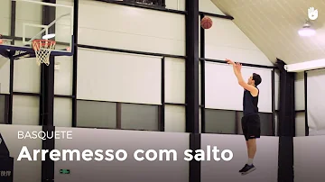 Como é realizado um arremesso com salto *?