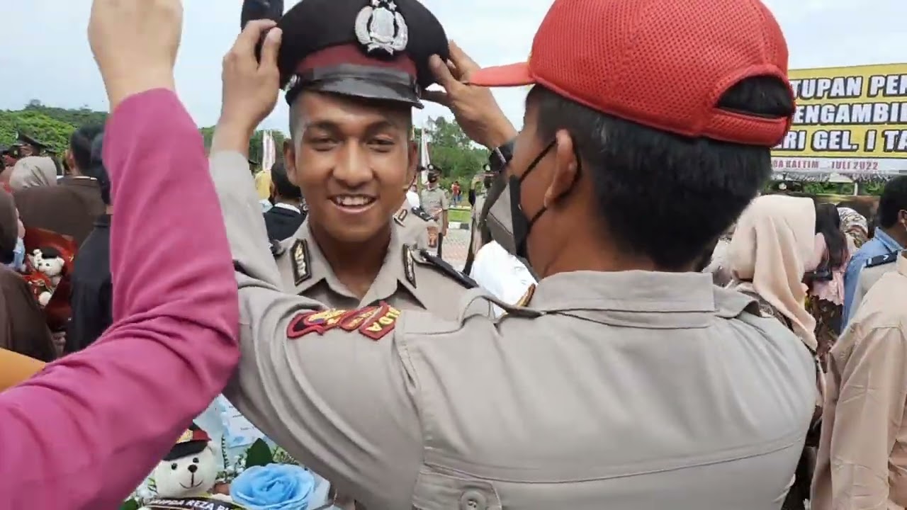 TANGIS BAHAGIA DI PELANTIKAN...》Siswa Bintara Polri AK-47 Spn Polda Kaltim