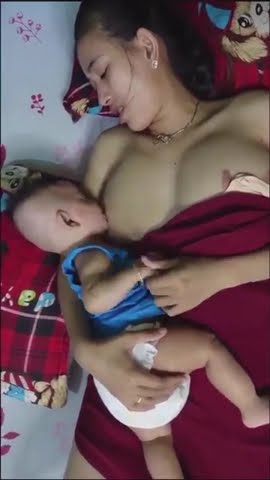 ibu menyusui bayi, sambil meniduri 😁