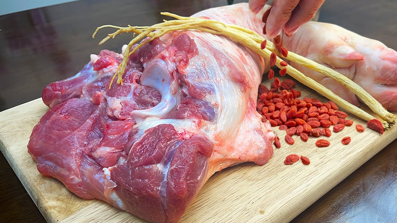 Это тушеное свиное рулеко с травами – настоящее лекарство для суставов! Рецепт от шеф-повара пятизве