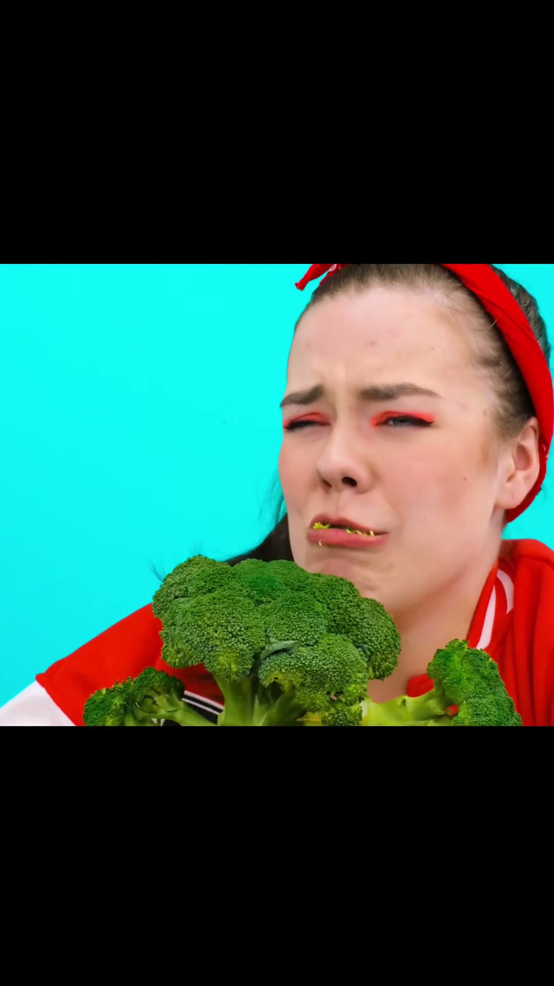 Emma isst schrecklichen Brokkoli - YouTube