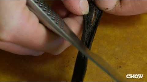 How to Scrape a Vanilla Bean - CHOW Tip