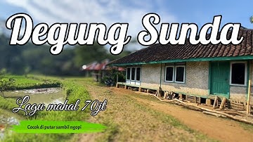 Degung Sunda Pernikahan Cocok diputar Sambil Ngopi di teras depan rumah panggung khas pedesaan 