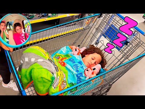 Valentina Adormecida em um supermercado ShoppingTrolley