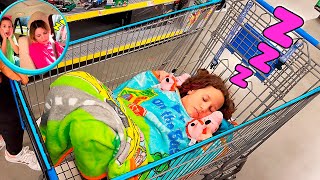 Valentina Adormecida em um supermercado ShoppingTrolley