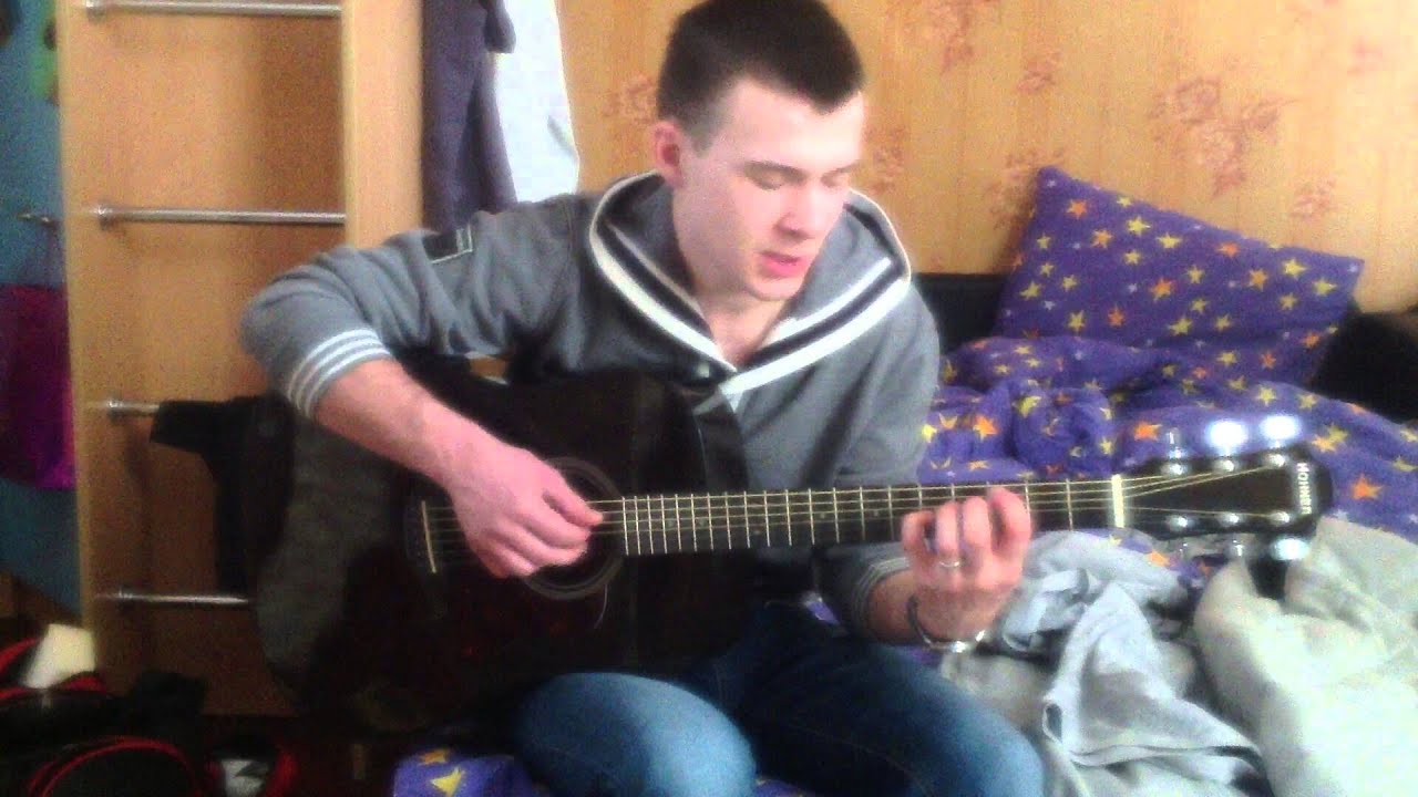 ратмир под гитару. мужик поет песни под гитару. деревенский парень с гитарой. мальчик поет под гитару. гитара на природе.