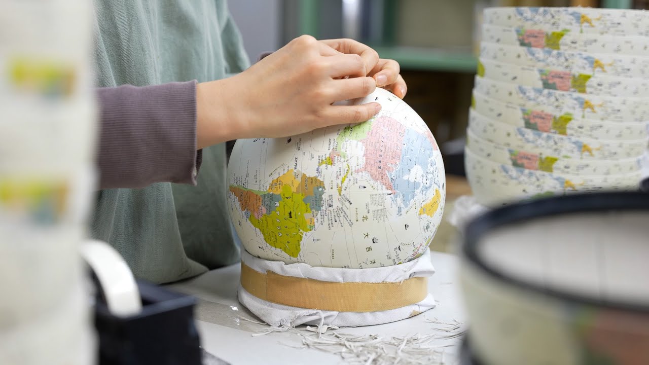 地球儀を作るプロセス。創業80年以上、日本の地球儀づくりの先駆者から引き継がれる技術の裏側【株式会社 渡辺教育製作所】
