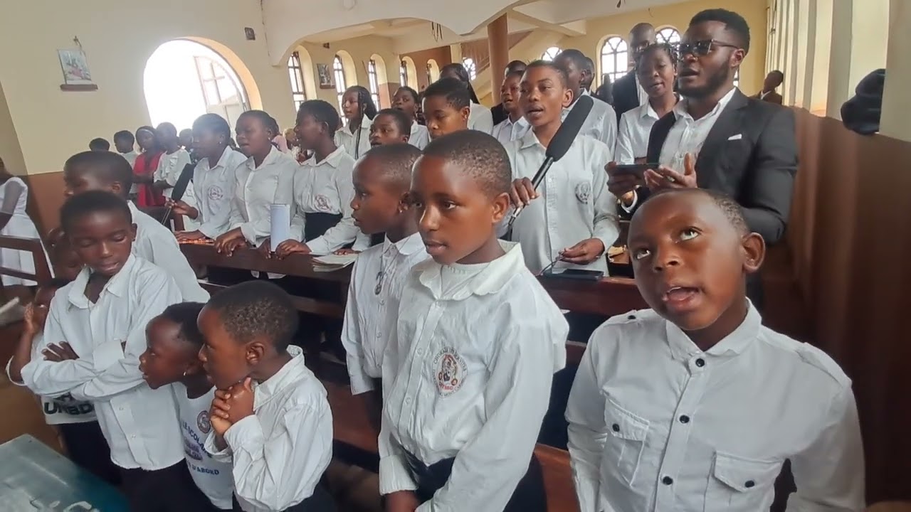 Credo authentique. Au rythme de la chorale Servites Thérésiens. Suivez