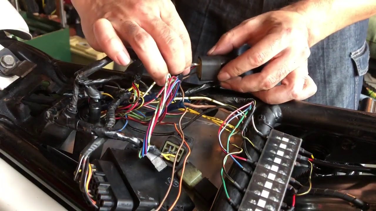 250tr 素人カスタム 自作電装BOXに配線を散髪して収めてみる。 - YouTube