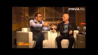 Video voorbeeld van "Branko Djuric Djura prica tres viceve i izvodi madjionicarske trikove Vece sa Ivanom Ivanovicem"