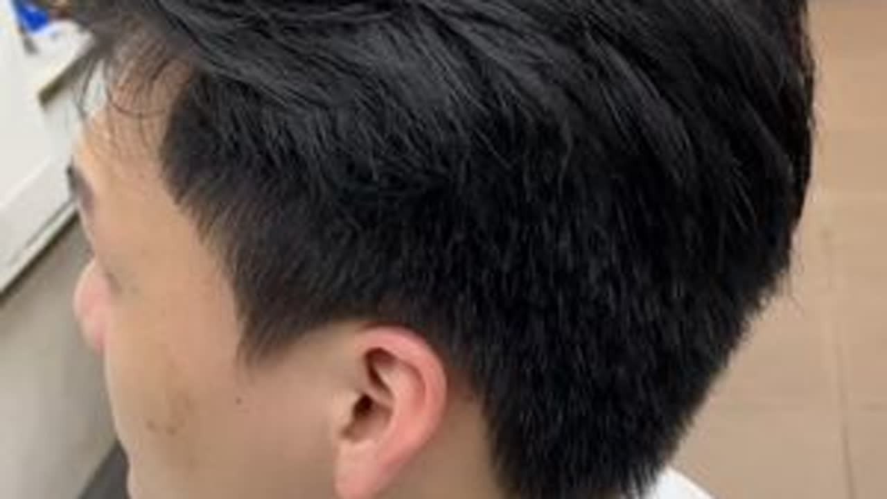 在学习的道路当中，当我们把基础知识技巧学会之后，你会发现那些大师所用的手法都是由基础演变而来！#零基础学剪发 #在家学剪发 #美发人 #美发教学 #美发教程 在家学剪发力志云