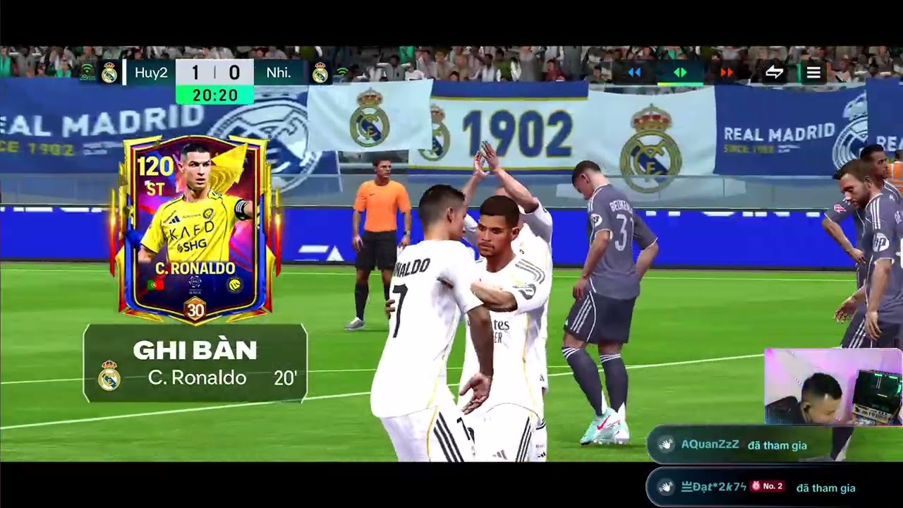 Messi M10 và Ronaldo CR7 đá như hách, fan nữ giao lưu... 