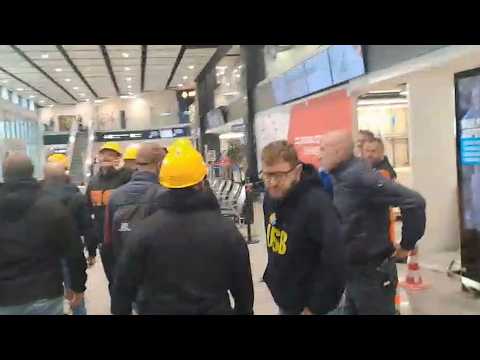 Video Genova, i lavoratori dell'Ex Ilva di Cornigliano occupano l'aeroporto