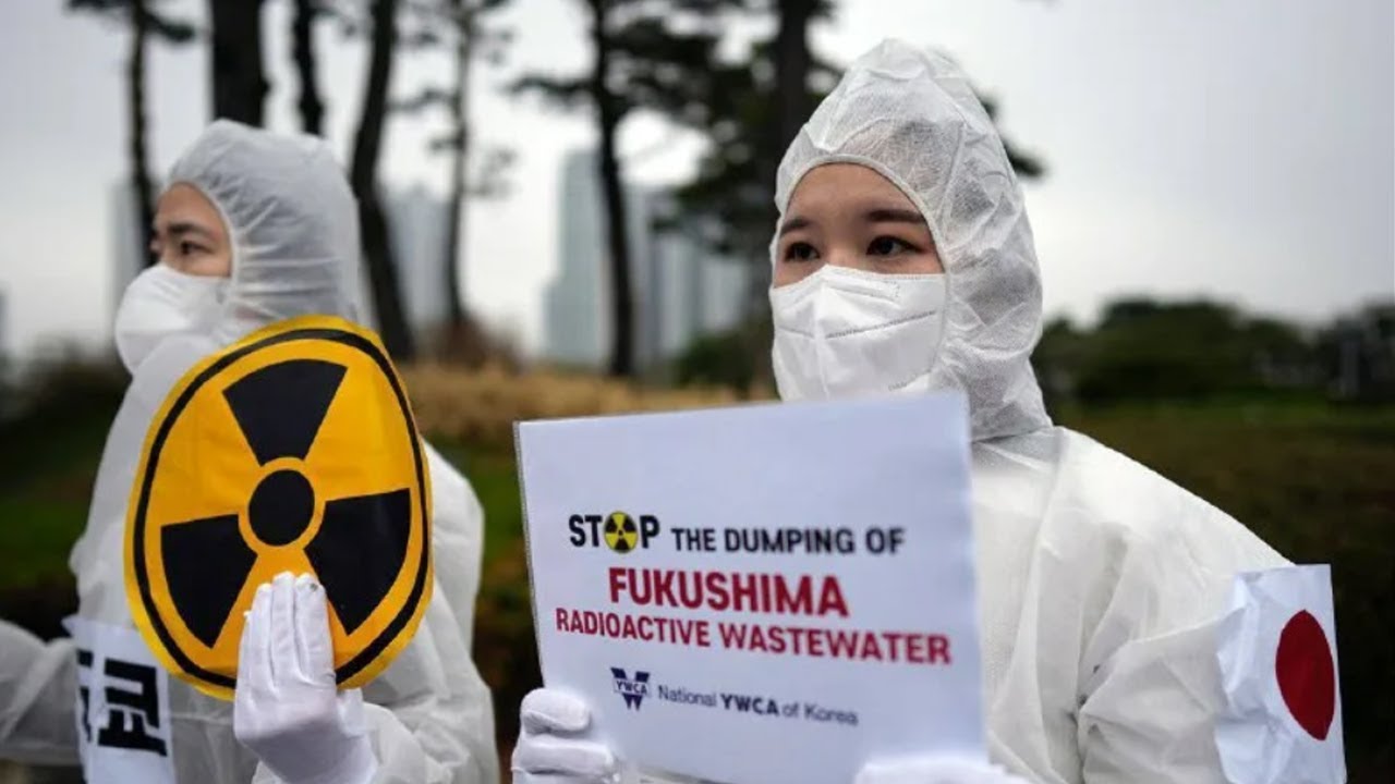 Япония начала сброс радиоактивной воды из реакторов Фукусимы в океан и вызвала шквал протестов