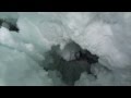 Il se filme en sang au fond d'une crevasse