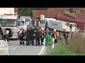 Ursheim, LKW kracht in Hausmauer, Fahrer eingeklemmt, mehrere Pferde verletzt, Ort ohne Strom