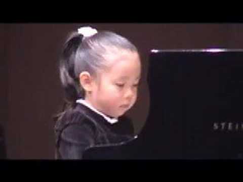 pianist (5 year old Japanese girl):Bach Gigue